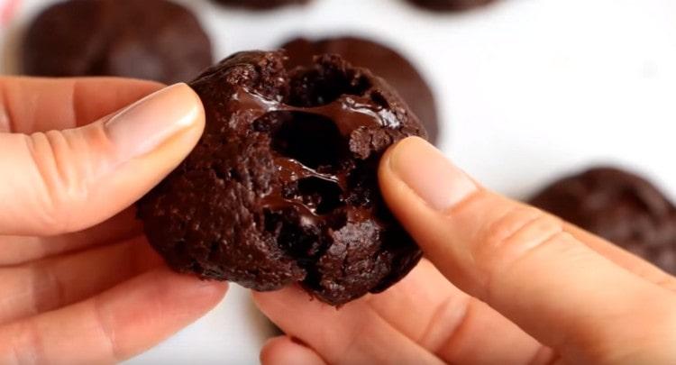 Šis šokolado drožlių sausainis džiugins jus puikiu skoniu ir skystu įdaru viduje.