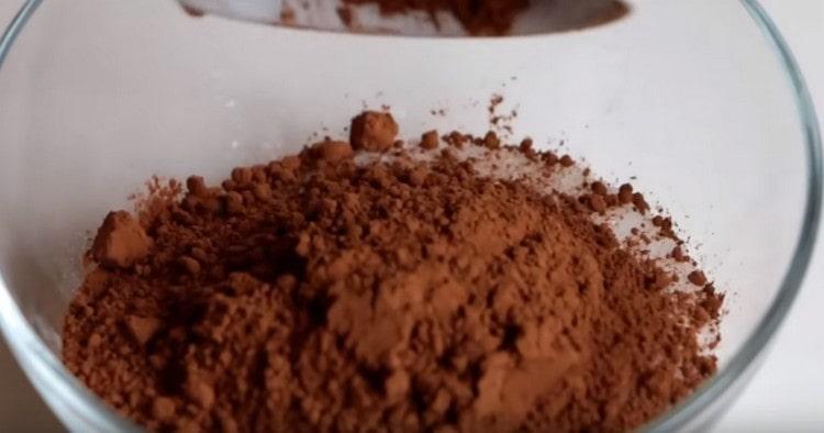 Комбинирайте пресятото брашно с какаото и бакпулвера.