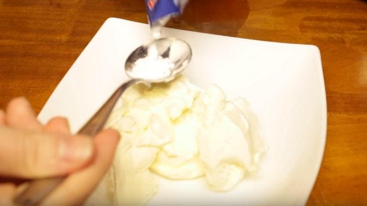 Į mascarpone sūrį įpilkite cukraus pudros.