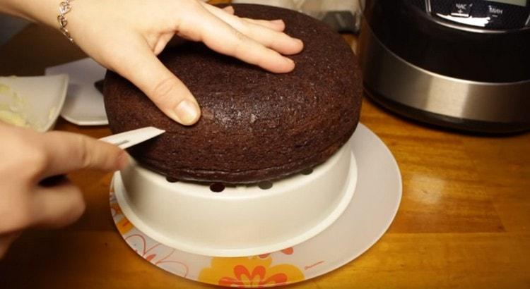 Naudodami peilį ir kulinarinį siūlą, biskvitą supjaustykite į 3-4 pyragus.