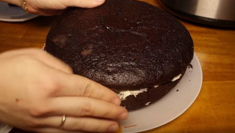 Keräämme kakun kermaa rasvaamalla kakut kermalla, mutta älä peitä yläosaa millään.