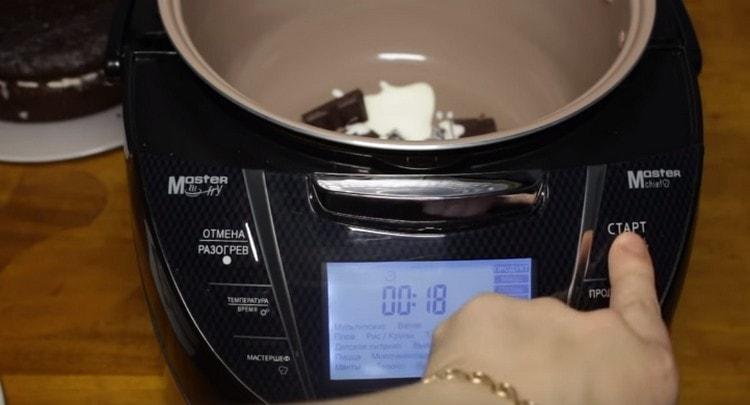 In einem langsamen Kocher die Sahne mit Schokolade schmelzen.