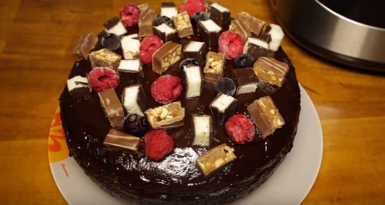 Puoi decorare il dessert con frutta, bacche e persino dolci.