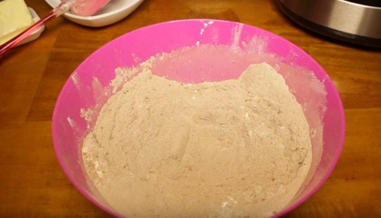 Комбинираме всички сухи съставки, за да направим бисквита.