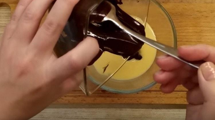 Die Schokolade in der Mikrowelle schmelzen, in die Kondensmilch geben und mischen.