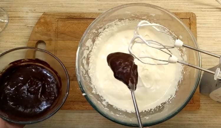 Wir führen eine Mischung aus Kondensmilch und Schokolade in eine fast fertige Creme ein.