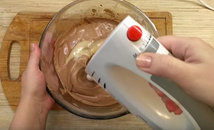 Alla fine, aggiungi la gelatina alla crema sciogliendola a bagnomaria.