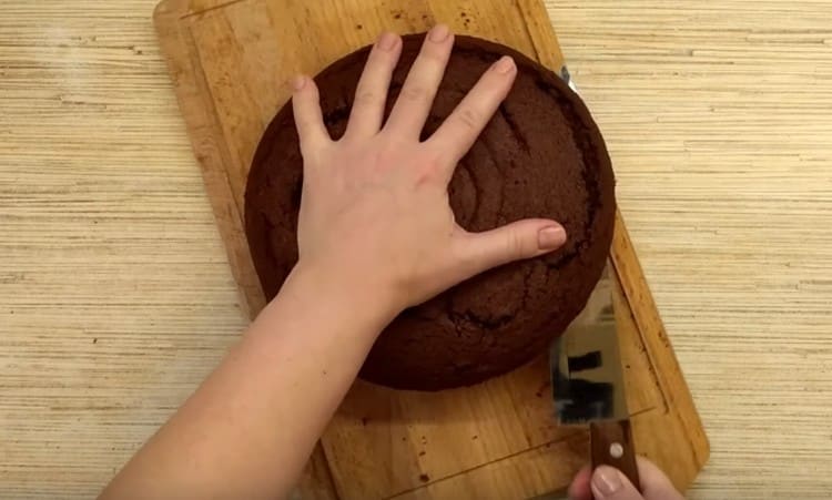 Den Keks vorsichtig in 4 Teile schneiden.