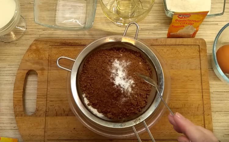 Mescola la farina con il cacao e il lievito.
