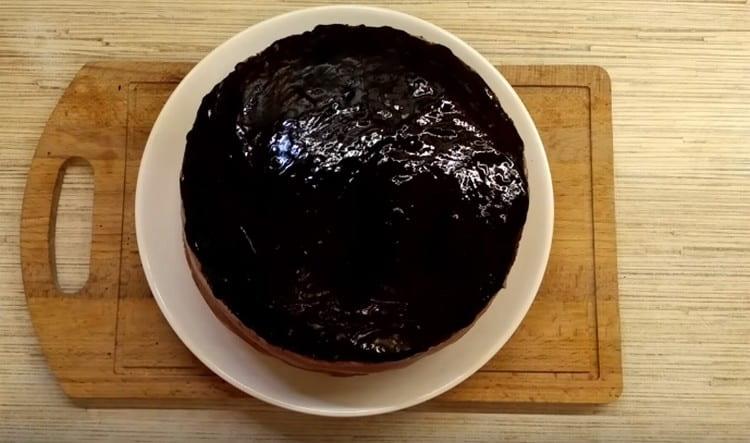 حاول أن تصنع مثل هذه الكعكة بالشوكولاتة وفقًا لوصفتنا مع صورة خطوة بخطوة.