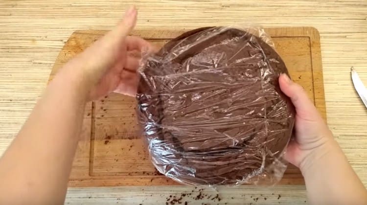 Τυλίξτε το ψημένο και δροσισμένο μπισκότο με τη μεμβράνη και στείλτε το στο ψυγείο.