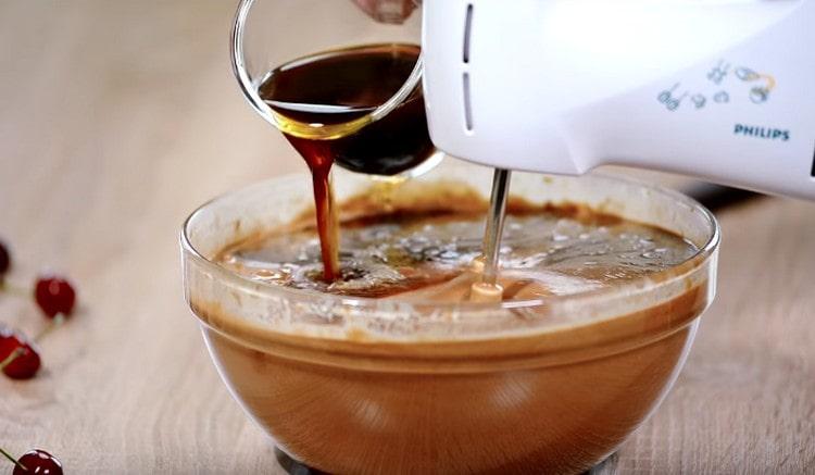 Τελευταία προσθέστε ζυθοποιημένο καφέ.