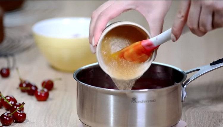 Aggiungi la gelatina gonfia alla massa di ciliegia.