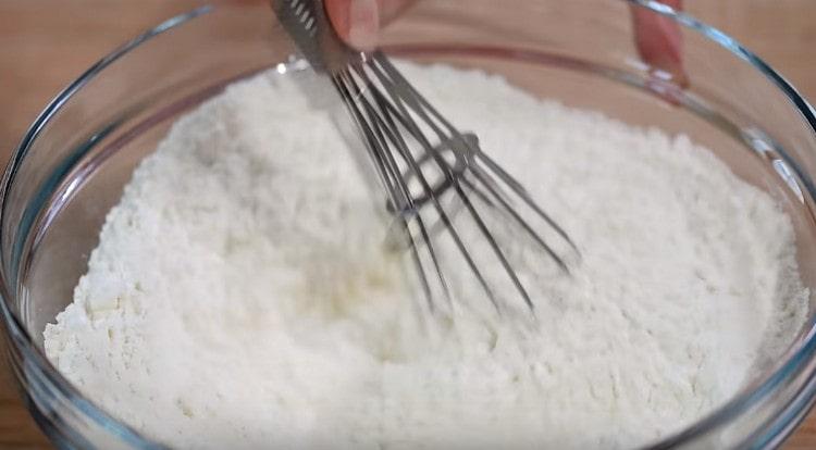 Συνδυάστε το αλεύρι με αλάτι και σκόνη ψησίματος.