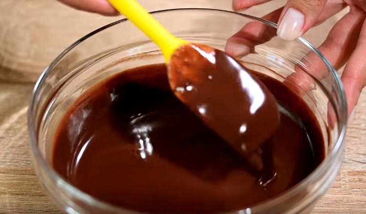 Ανακατέψτε τη μάζα και πάρτε το ganache σοκολάτας.