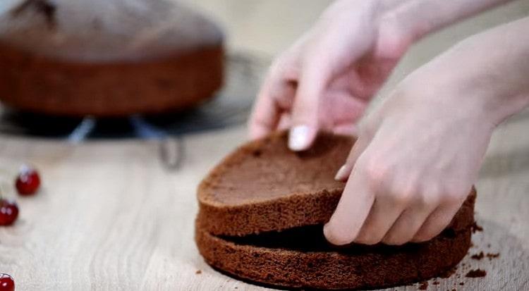 Jeder Keks wird in zwei Hälften geschnitten.