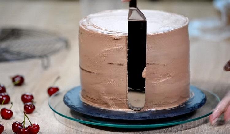 A torta oldalát és tetejét bevonjuk krémmel.