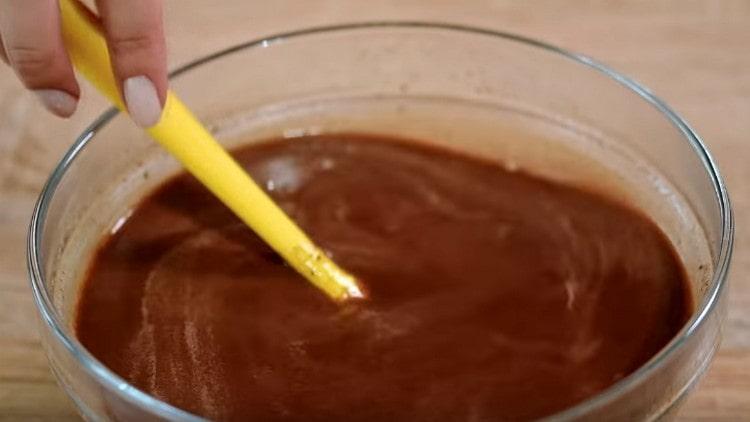 Ανακατέψτε τη μάζα σοκολάτας μέχρι να μαλακώσει.