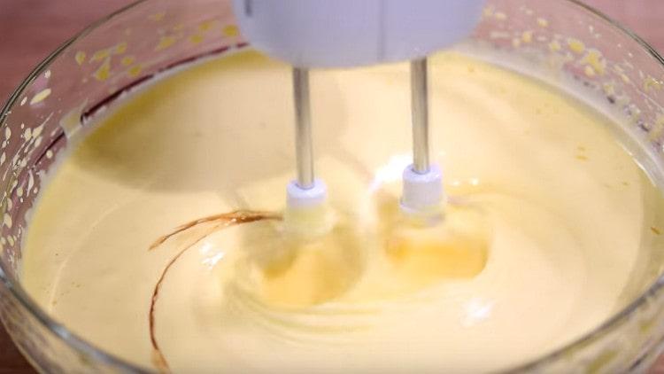 Aggiungiamo anche l'essenza di vaniglia alla massa di uova.