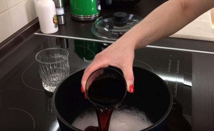 Zur Vorbereitung der Imprägnierung kombinieren wir Rotwein und Zucker.