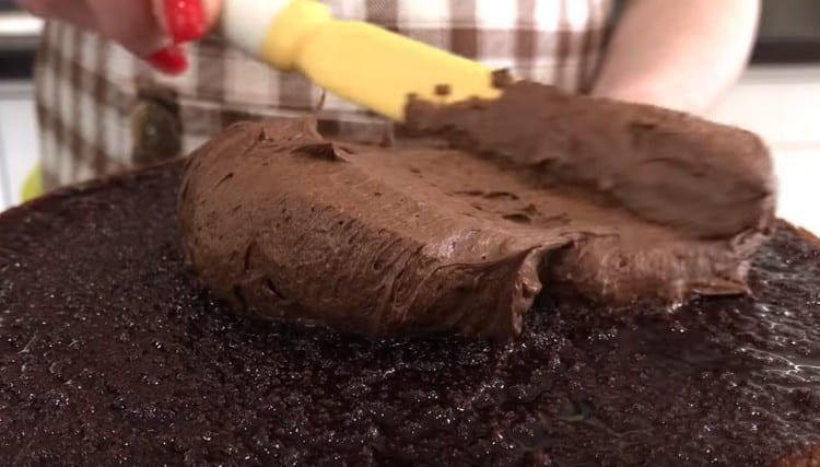 Namočte namočený dort se smetanou.