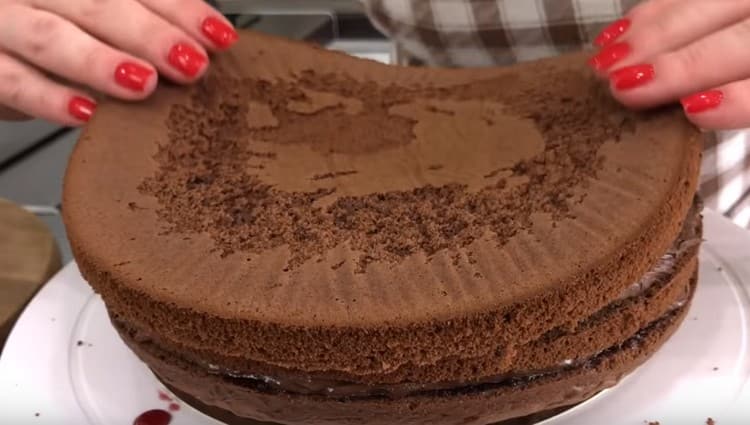 Το τελευταίο κέικ τοποθετείται στο κέικ με την εμποτισμένη πλευρά προς τα μέσα.