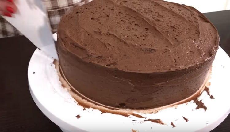 Покрийте горната и страничната част на десерта със сметана.