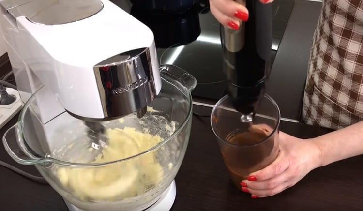 Chcete-li smetanu připravit odděleně, zmáčkněte máslo a vařené kondenzované mléko.