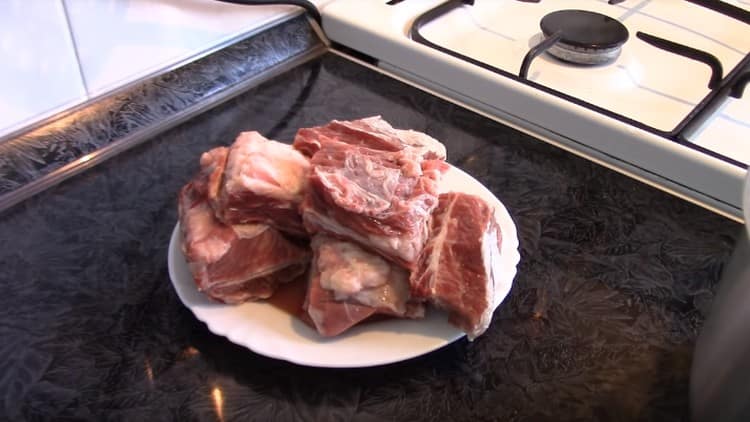 Ξεπλύνετε καλά και κόψτε σε κομμάτια από βόειο κρέας.