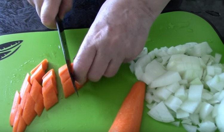 Нарежете морковите на доста големи парчета.