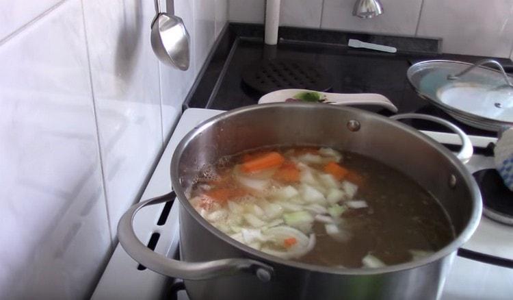 Διανέμουμε τα λαχανικά σε μια κατσαρόλα με ζωμό.