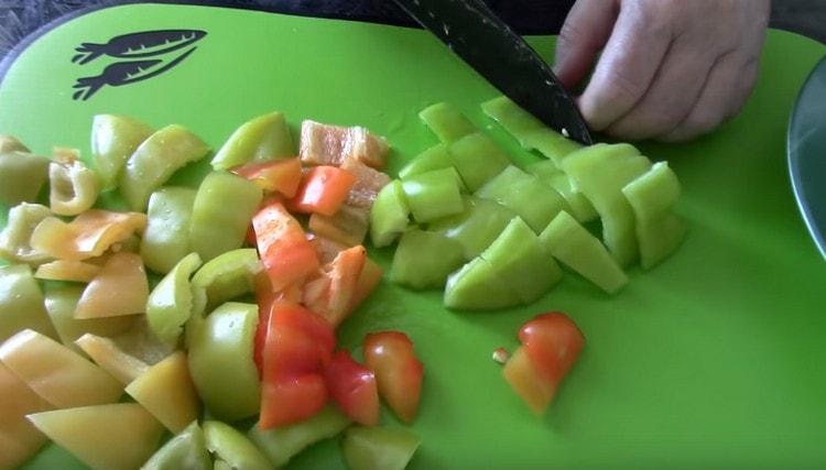 Κόψτε τις πιπεριές σε κομμάτια.
