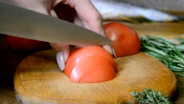 Nakrájejte rajče na plátky.
