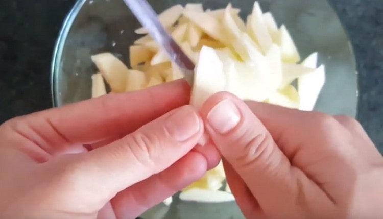 Kuori omenat ja leikkaa ohuiksi viipaleiksi.