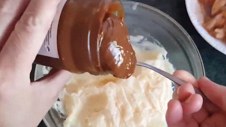 In eine Vanillesoße einen Löffel gekochte Kondensmilch geben.