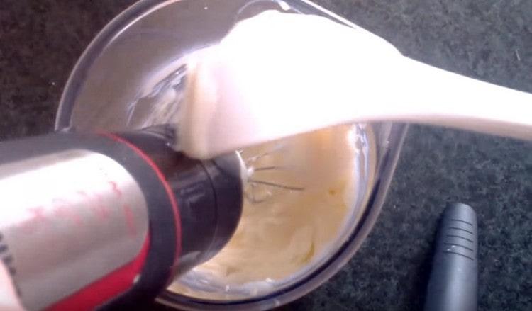 Die Butter schlagen, in Teilen geben wir Pudding hinein.
