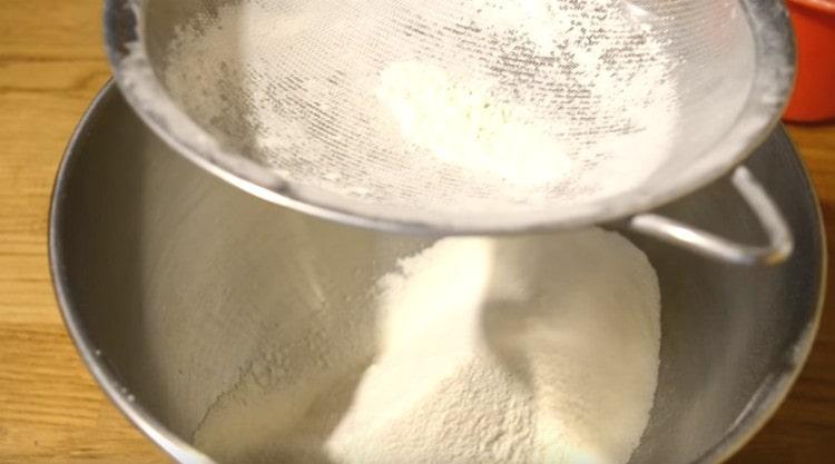 Setacciare la farina in una ciotola per impastare.