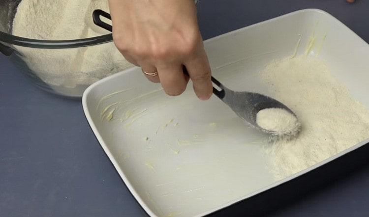 Поръсете дъното на намаслената форма с предварително приготвената суха смес.