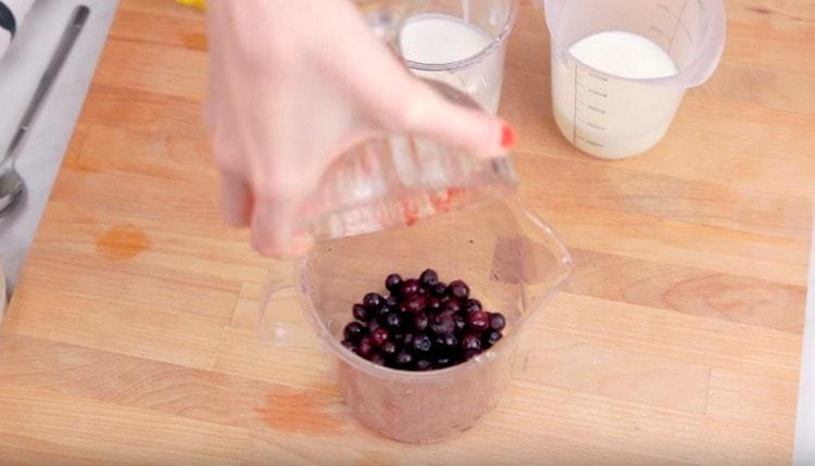 Ibuhos ang mga blueberry sa isang mangkok ng blender.
