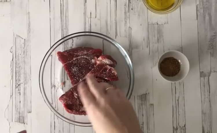 Για να μαγειρέψετε το κρέας, προετοιμάστε το κρέας