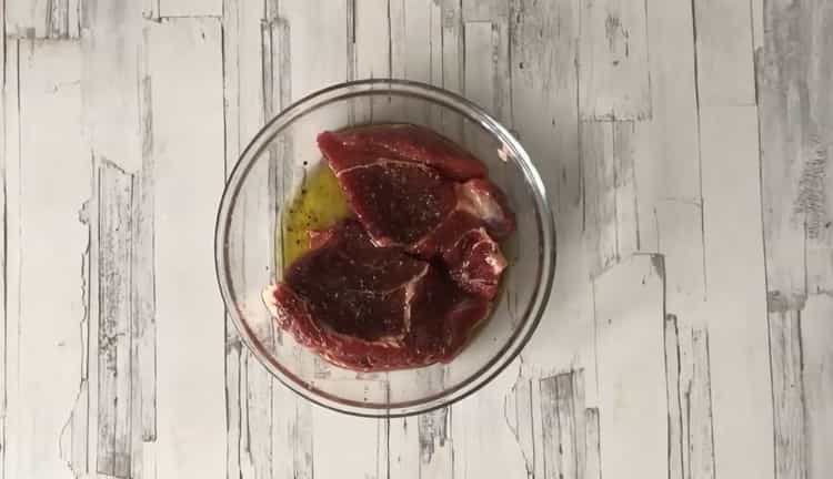 Για να μαγειρέψετε το κρέας με το κρέας, μαρινάρετε το κρέας