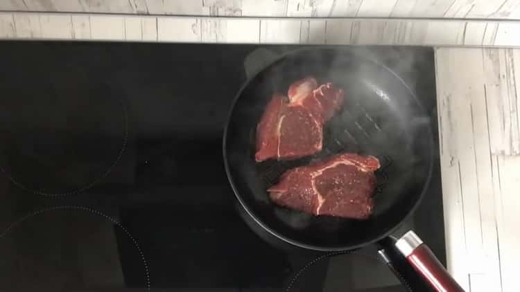 لطهي لحم البقر entrecote ، تسخين المقلاة