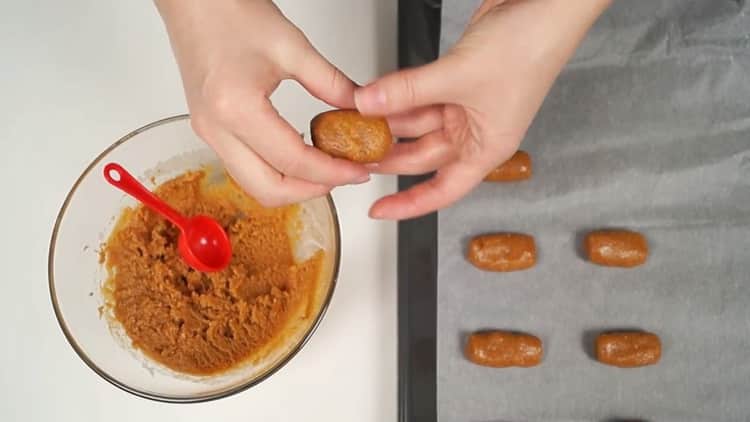 Norėdami gaminti riešutų sausainius, tešlą išklokite ant formos