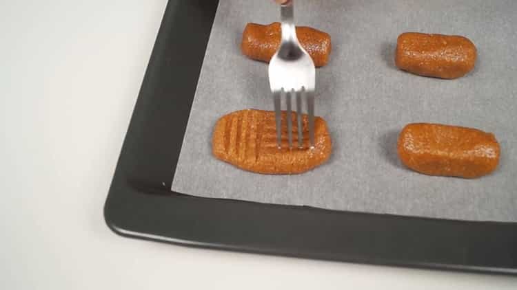 Norėdami gaminti riešutų sausainius, šakute padarykite įpjovą ant tešlos