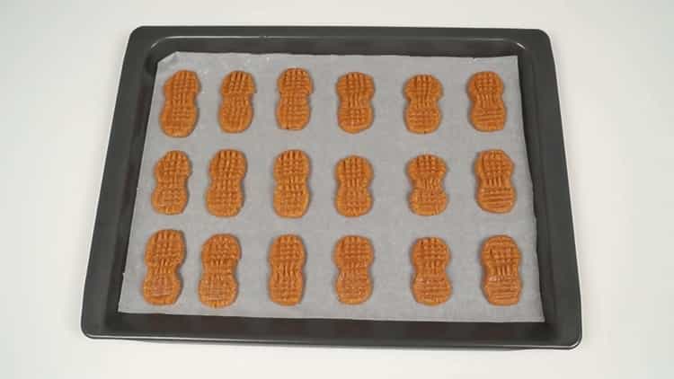 Per preparare i biscotti alle arachidi, preriscaldare il forno