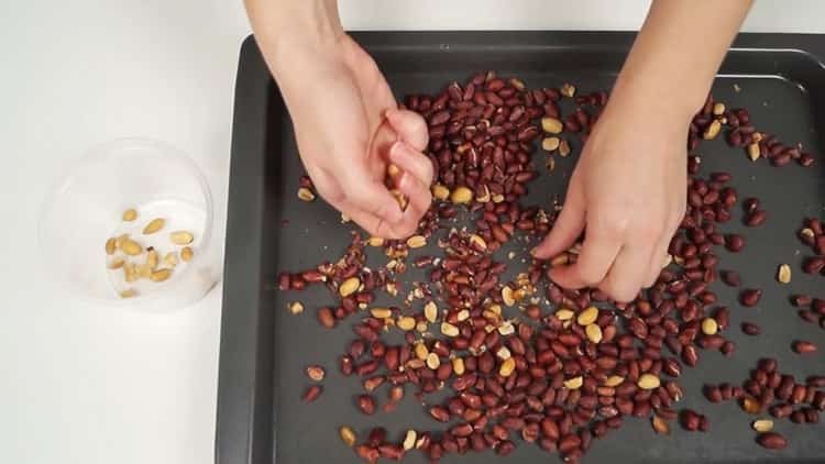 Chcete-li připravit arašídové sušenky, předehrejte troubu