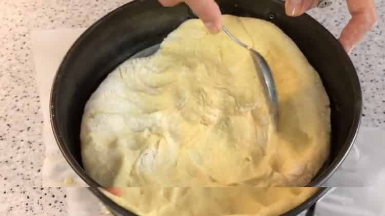 A nagymama pite elkészítéséhez tegye a tésztát az alakba