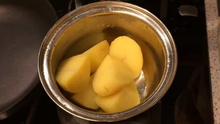Kochen Sie Kartoffeln, um Omas Kuchen zuzubereiten