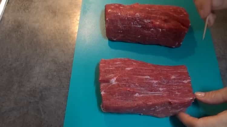 Norėdami virti jautienos basturmą, nupjaustykite mėsą