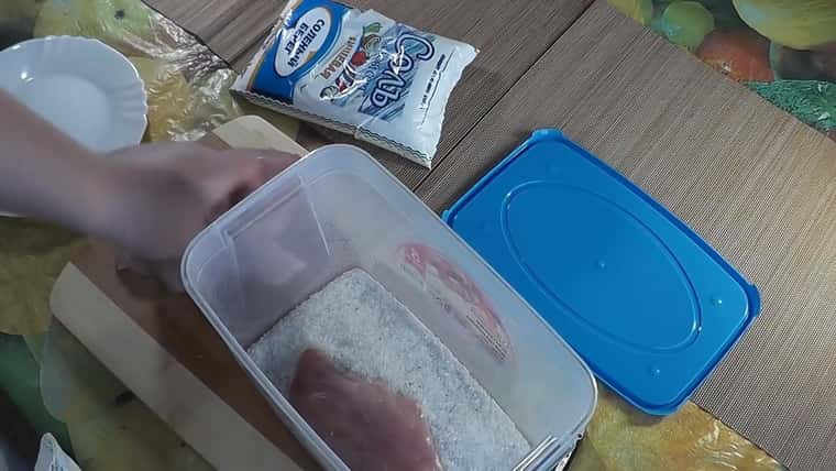 Um Hähnchenbrust Basturma zuzubereiten, bereiten Sie einen Behälter vor